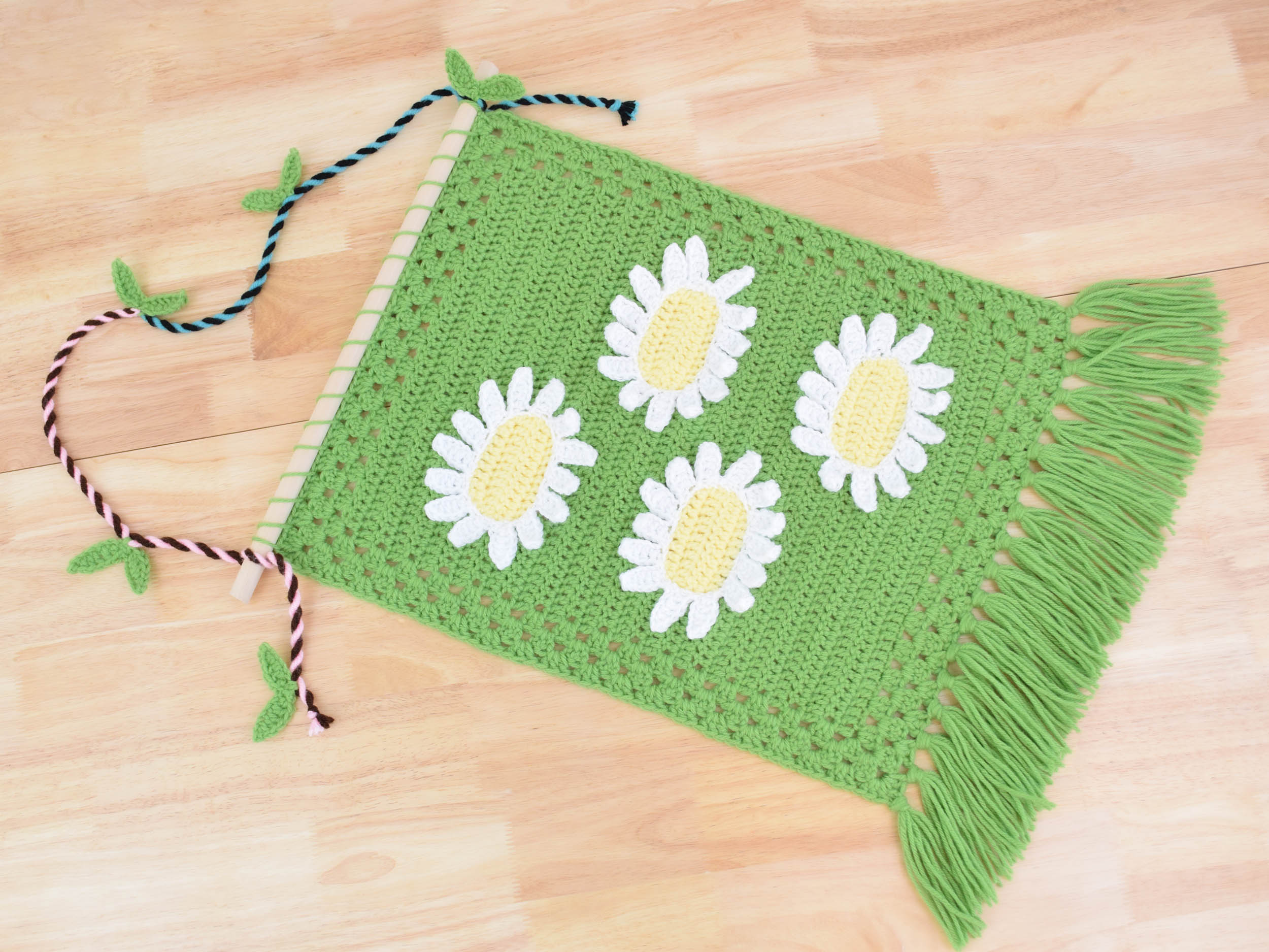 Crochet-Daisies-Wall-Hanging-