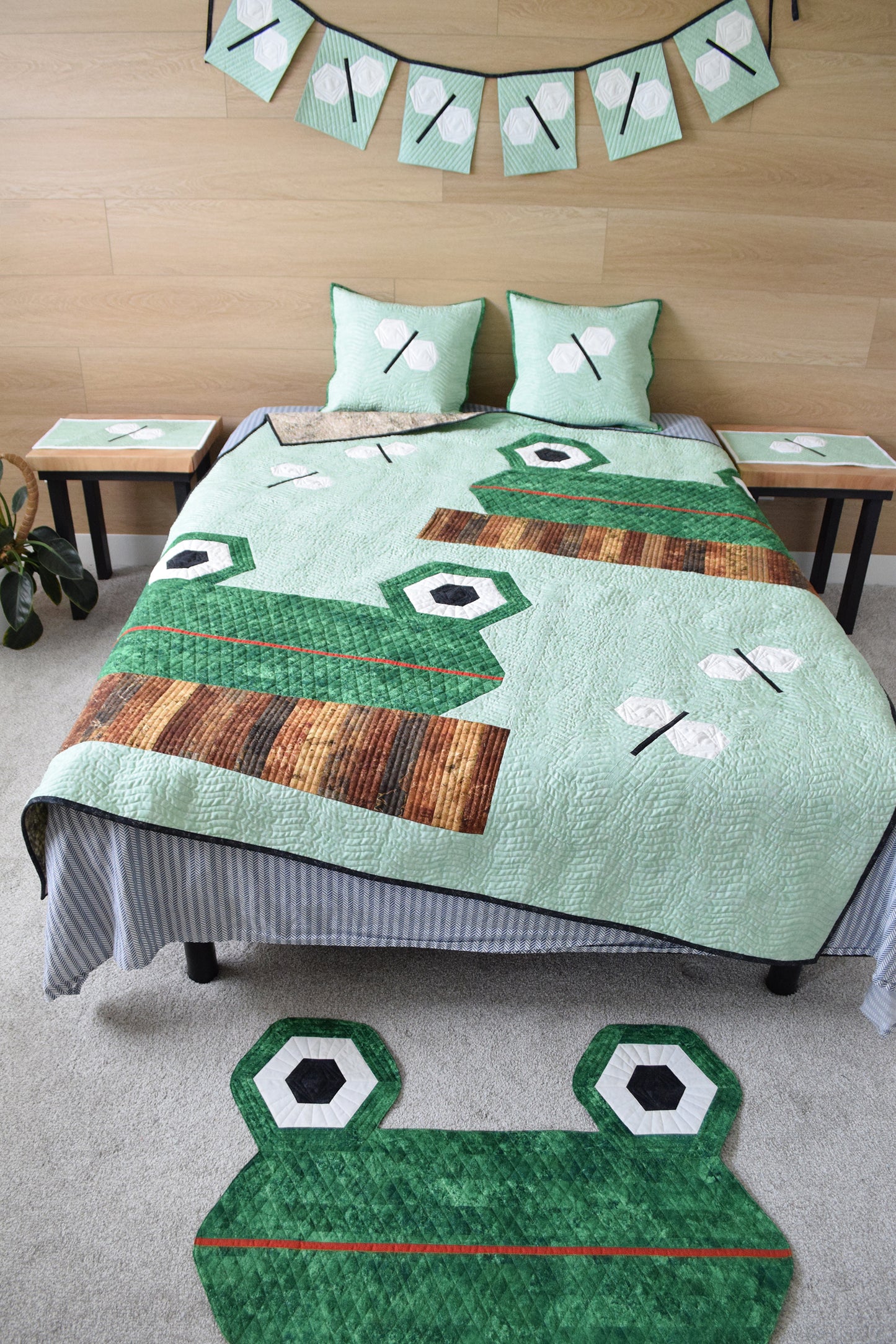HANDMADE Frog Quilt with Rug, 2 Pillowcases, 2 Placemats and Banner